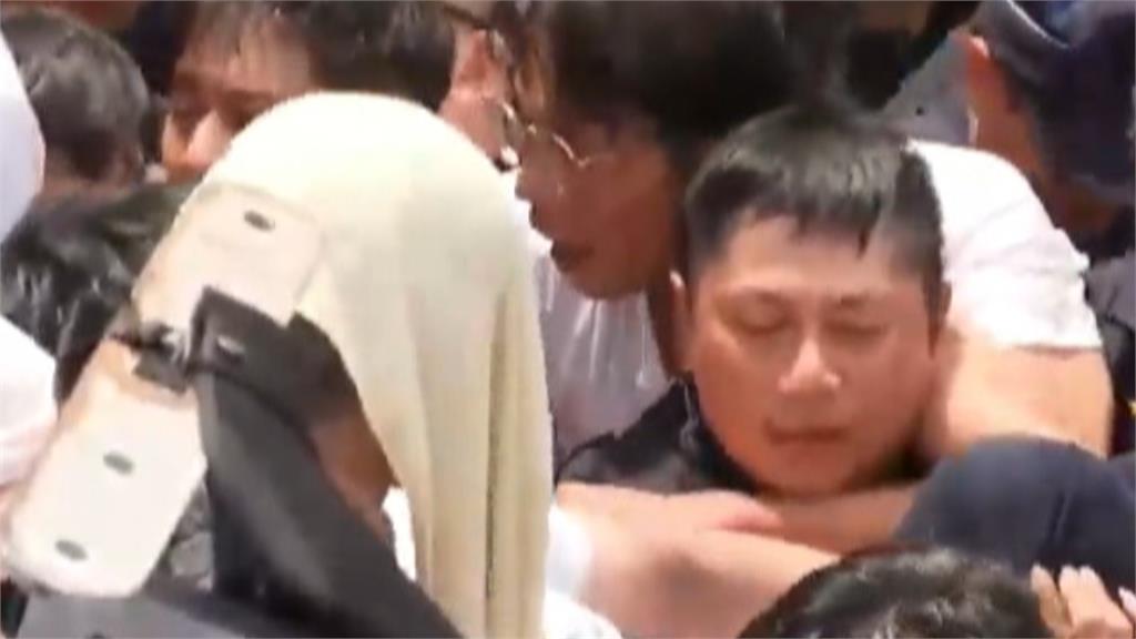 網傳遭勒脖燦笑照是AI合成! 當事員警還原:相信黃國昌沒有惡意