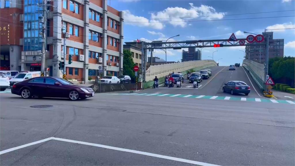 賓士車疑太陽刺眼逆光釀禍　下橋連撞7輛汽機車2人受傷