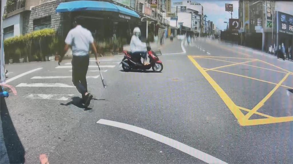 火氣大! 台南行車糾紛竟然拿球棒威嚇阻撓對方
