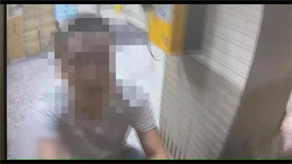 與妻吵架很不爽! 夫踢倒機車縱火 騎士嚇到逃走