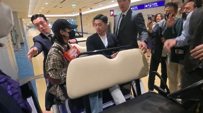 快新聞/IU抵台了! 機場開心收2包最愛零食「義美小泡芙」