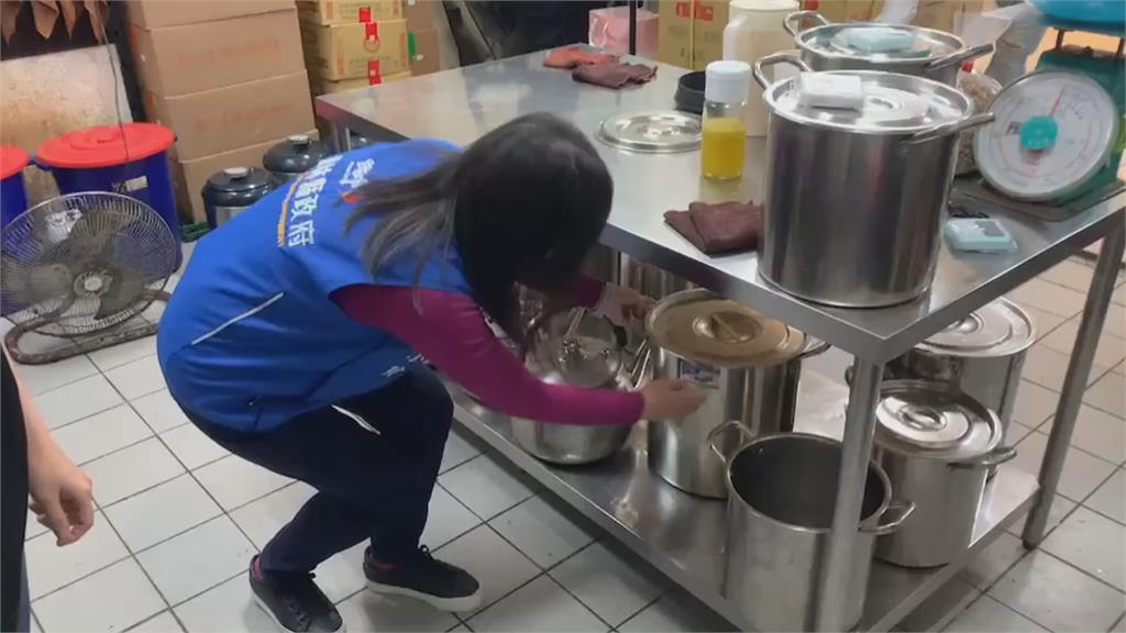 手搖飲店員工拎髒球鞋 丟進鐵鍋煮還邊攪拌