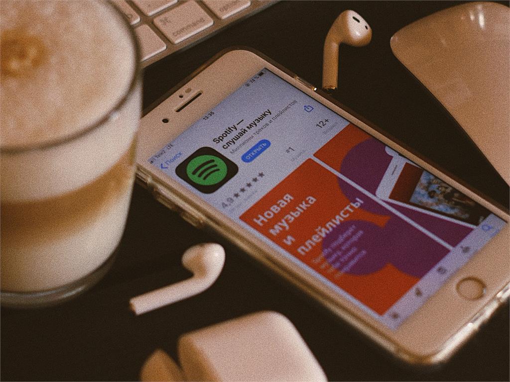 iOS 15又傳災情！Spotify聽歌超燙「1小時掉30％」官方釋解決方法