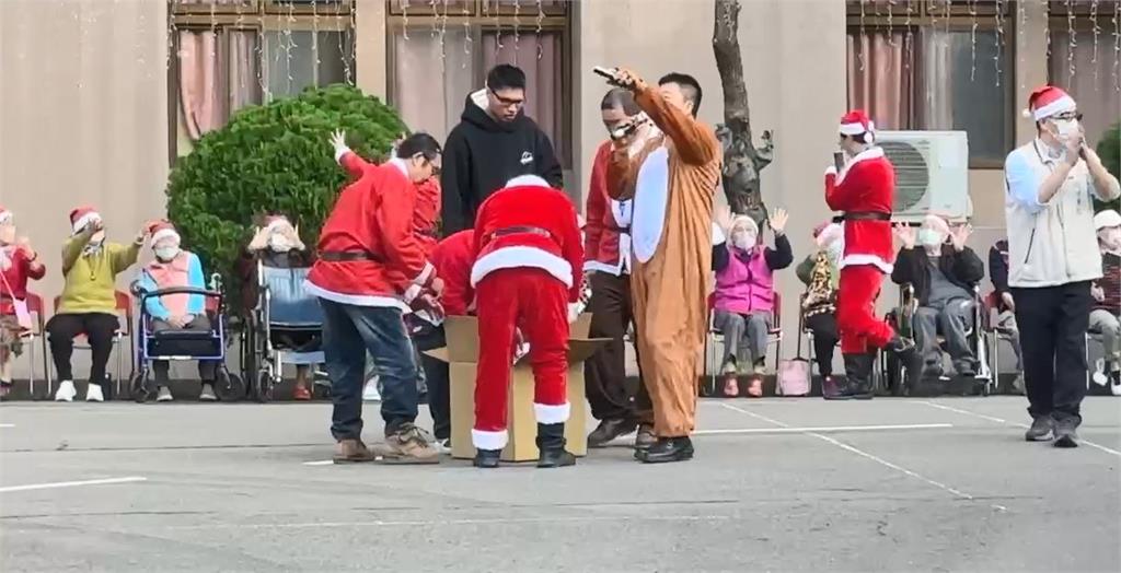 重機車隊耶誕送暖！　上百車友化身耶誕老公公　竹市警出動維安