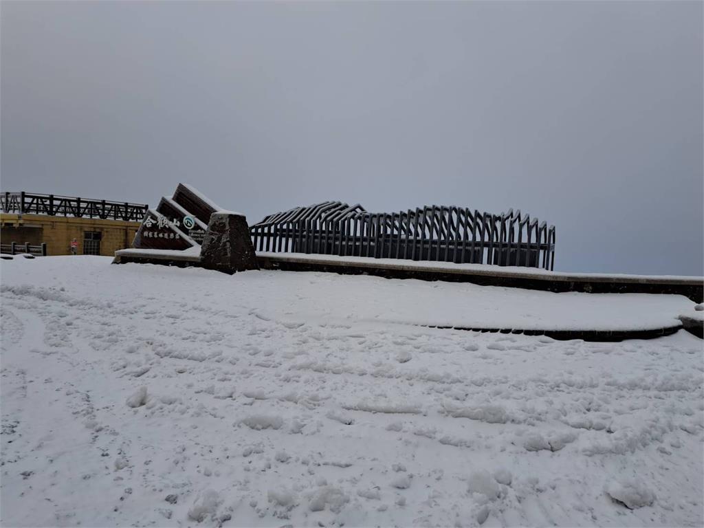 快新聞/合歡山大雪「絕美銀白世界曝光」 民眾追雪嗨喊:值回票價