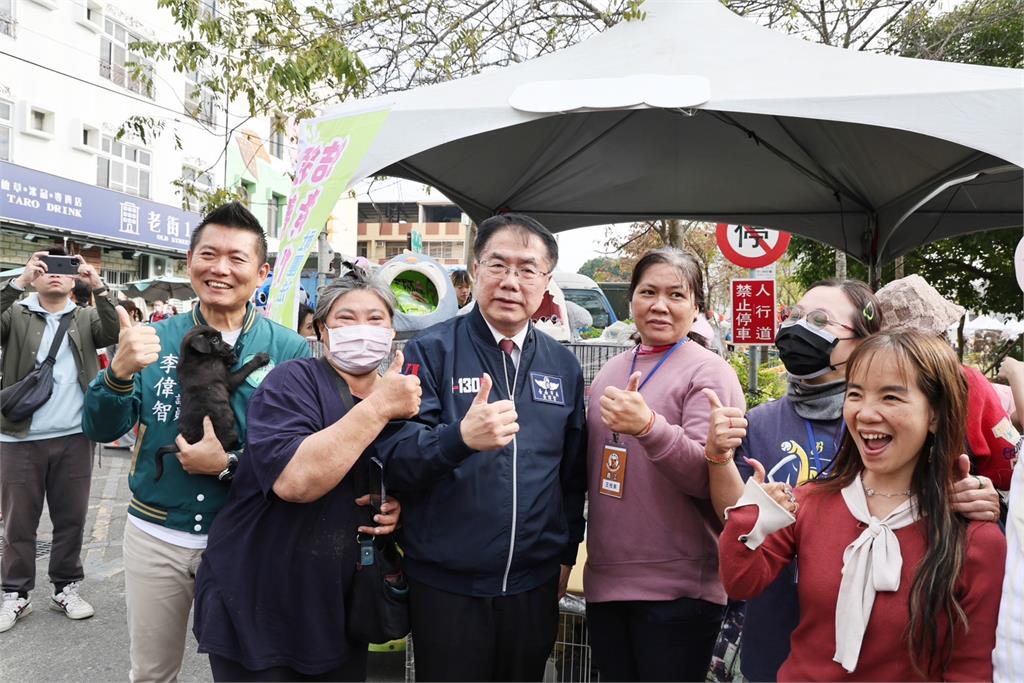 黃偉哲帶「紫月光」逛年貨大街 發一元福袋向民眾拜早年