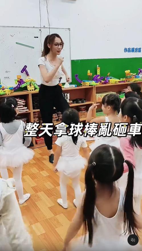 台版「挖呀挖老師」來了 超正幼兒園女師帶動唱「諷1類人」鬣狗入歌詞