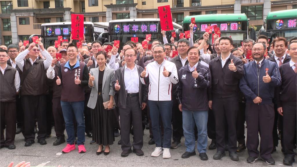 慰勞公車司機春節辛勞　侯友宜贈加菜金與福袋