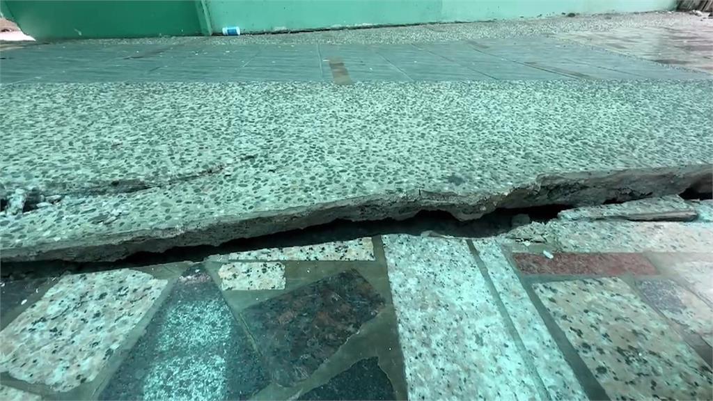 連日大雨!自來水管線又破裂? 台南柴頭港溪民宅地基掏空傾斜
