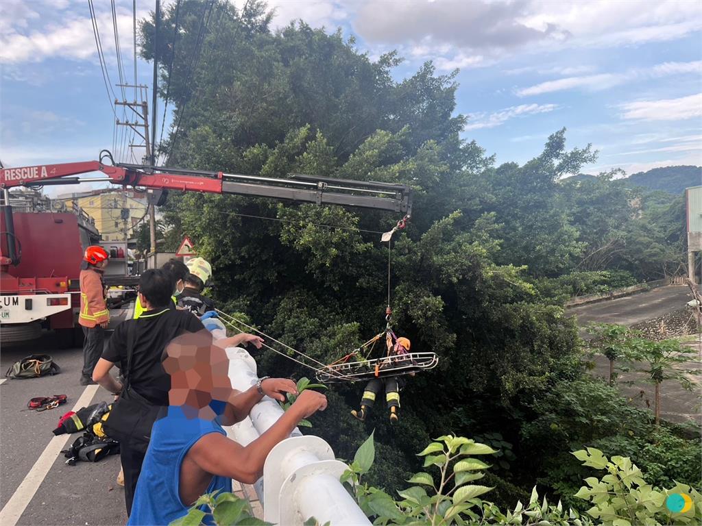 快新聞／驚！男大生剛打完球要回家　機車撞橋頭慘跌6公尺深溪底