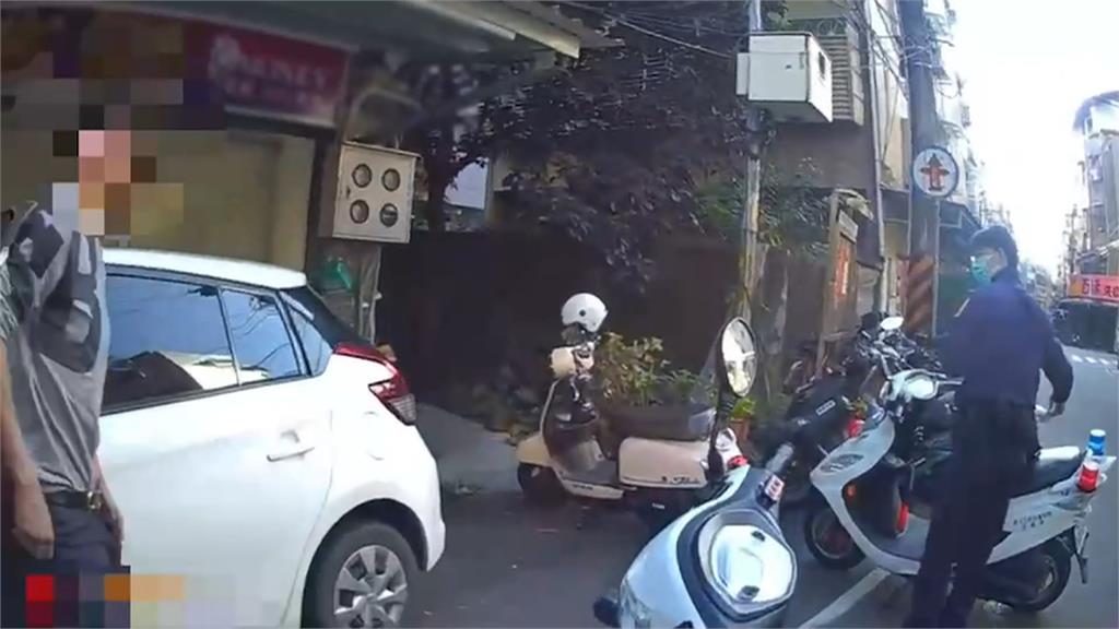 醒醒啊!駕駛違停店門外呼呼大睡 警到場叫醒查覺神色有異!果然有詭