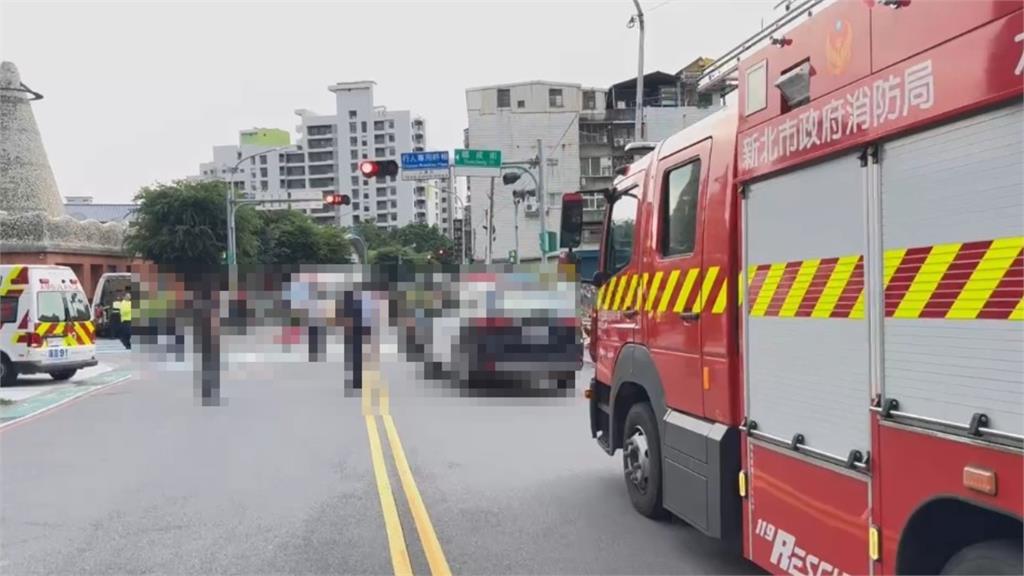 三峽78歲老翁開車暴衝撞飛「整排學生」!目擊者全說了:快到只看到車影