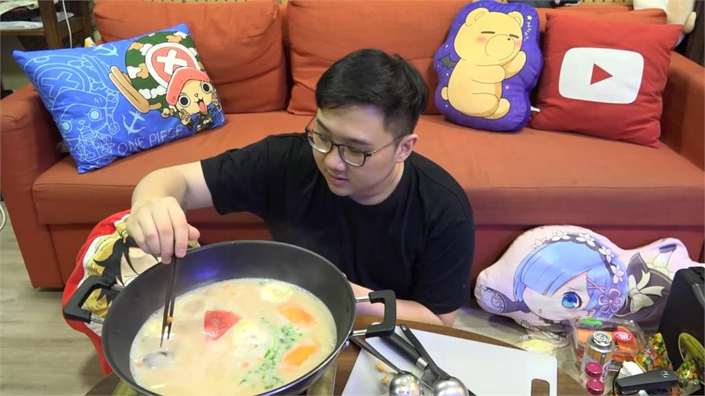 超黑暗料理!「草莓牛奶火鍋+木瓜」 黑羽:口感像煮爛的紅蘿蔔