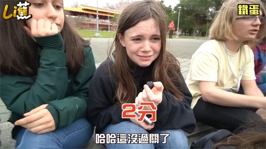 美國高中生跟隨香蕉夫婦「美食外交」遊淡水 甜喊:喜餅最好吃
