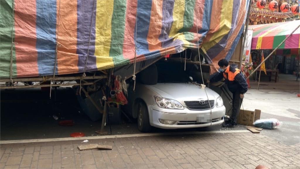 恍神?打錯排檔猛踩油門 8旬翁倒車撞毀戲棚