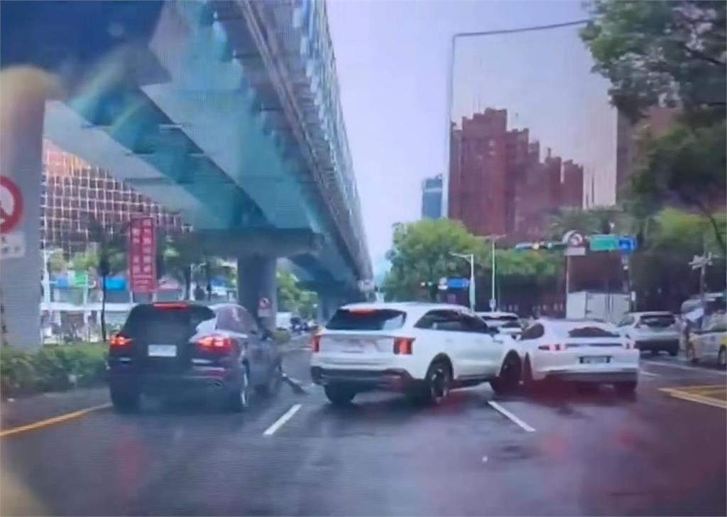 Kia休旅車「切車道連撞2保時捷」7秒超扯影片曝!網嘲:命中有兩捷