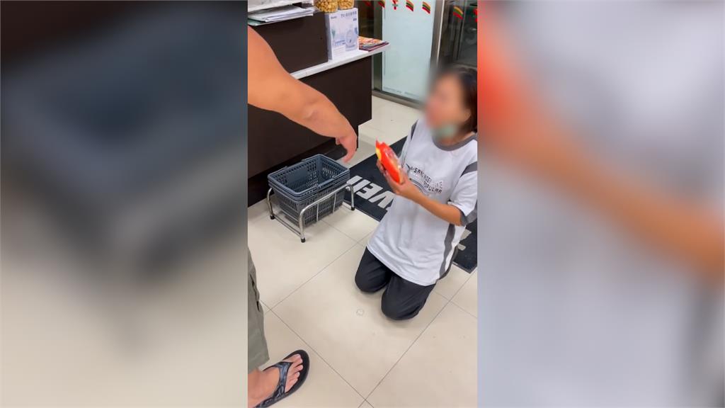 能買給我吃嗎?挨餓女超商內3次下跪求麵包 男爽快結帳再塞錢