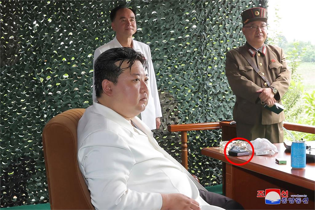 反南韓攏系假?金正恩「新手機」被官媒曝光!神似三星、華為折疊機