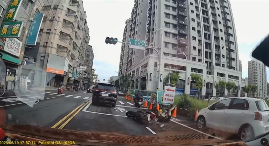 台南騎士耍帥「翹孤輪」好糗! 當場摔車倒地最高罰3萬6