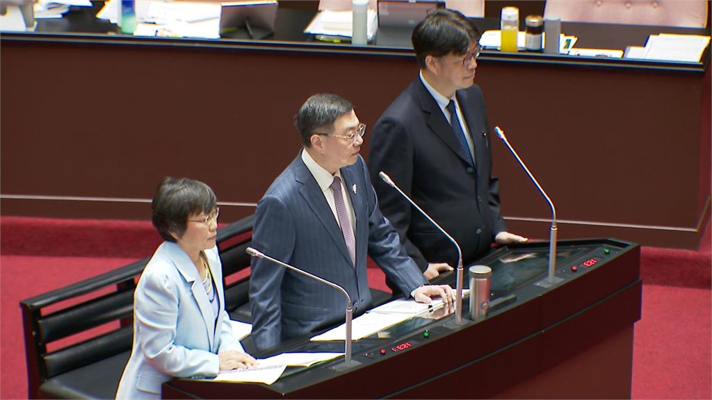 卓揆嗆「對法律一無所知」 翁曉玲急亮學歷反被酸