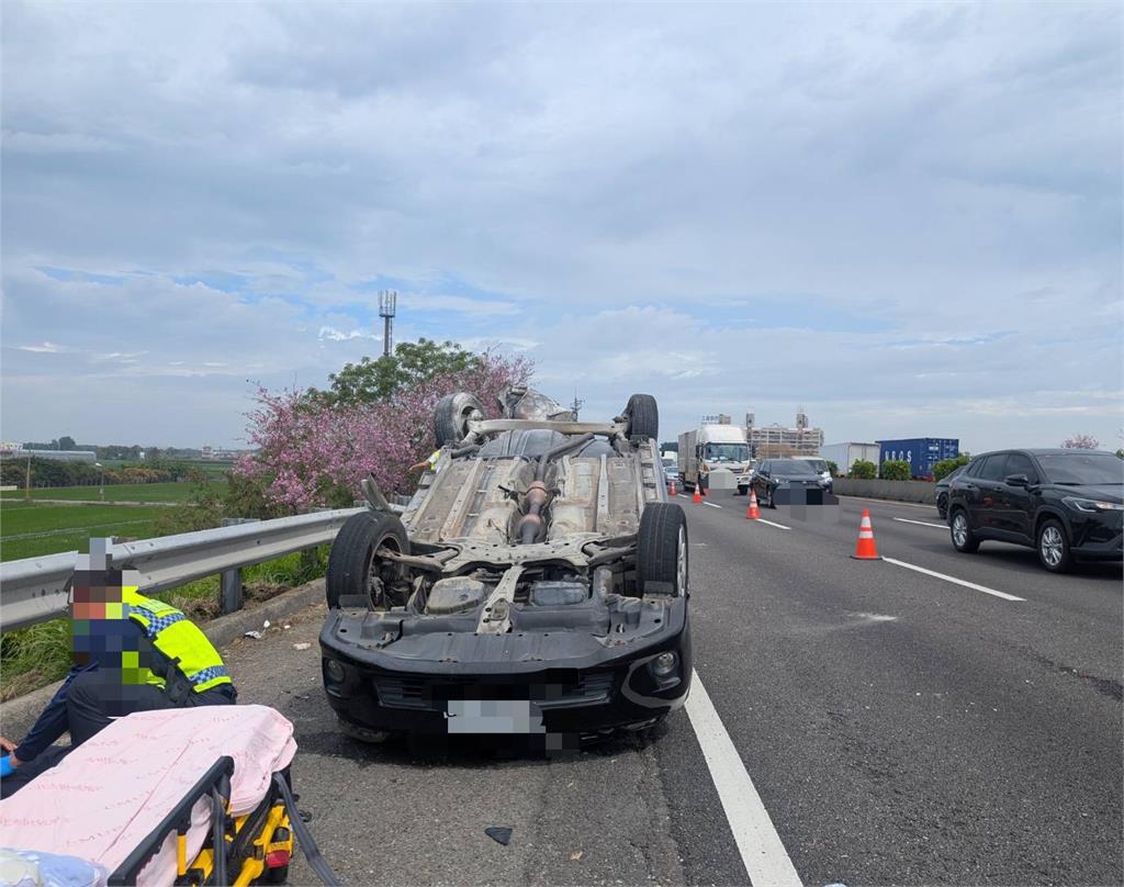 快新聞/碰!國1嘉義路段發生車禍 聯結車、小客車翻覆畫面曝光