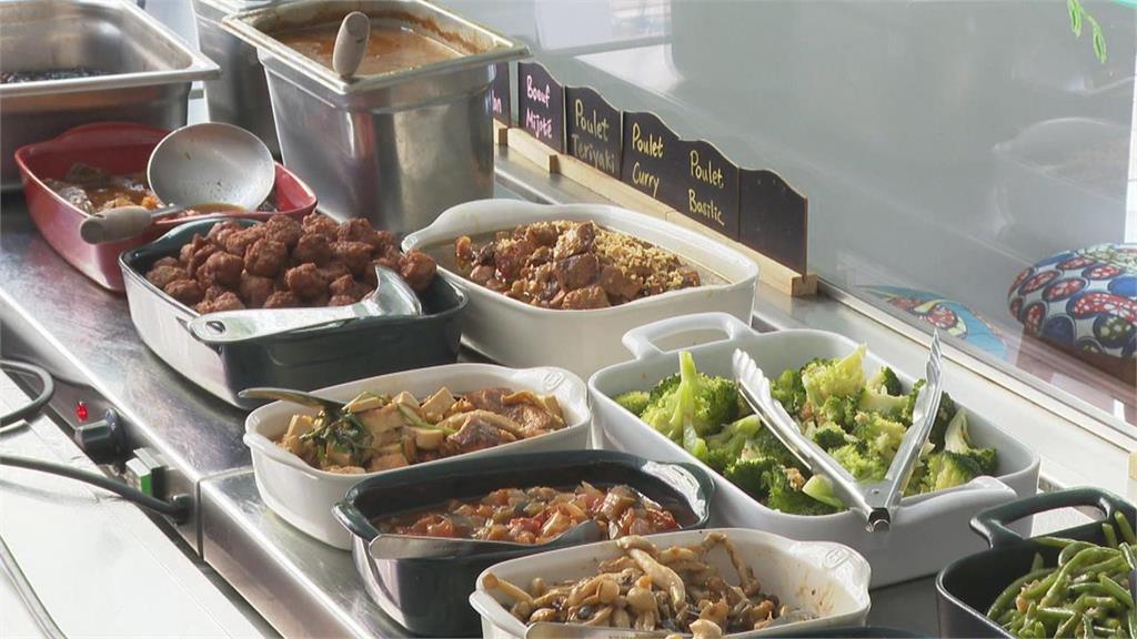 自助餐夾「4菜+白飯」結帳傻爆眼！他氣炸問「價格合理嗎」網搖頭：寧願吃7-11