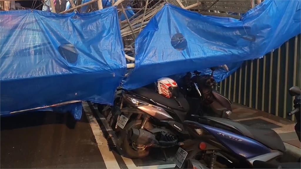疑強風釀禍 花蓮大樓外牆鷹架倒塌 砸中12輛汽機車