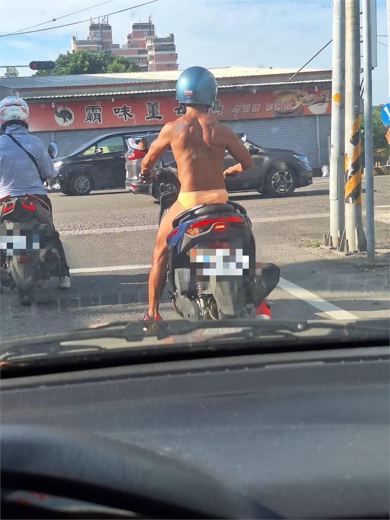 嘉義驚見「肌肉猛男」騎車只穿三角褲!女騎士遭視覺衝擊「綠燈急催油門」