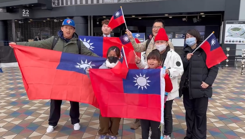 快新聞/把東京巨蛋變主場! 球迷衝現場發國旗、毛巾嗨喊:Team Taiwan