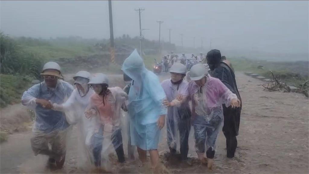 蘭嶼雨彈狂炸！路面成泥流遊客全堵住　熱心男「肩扛超粗水管」神救援