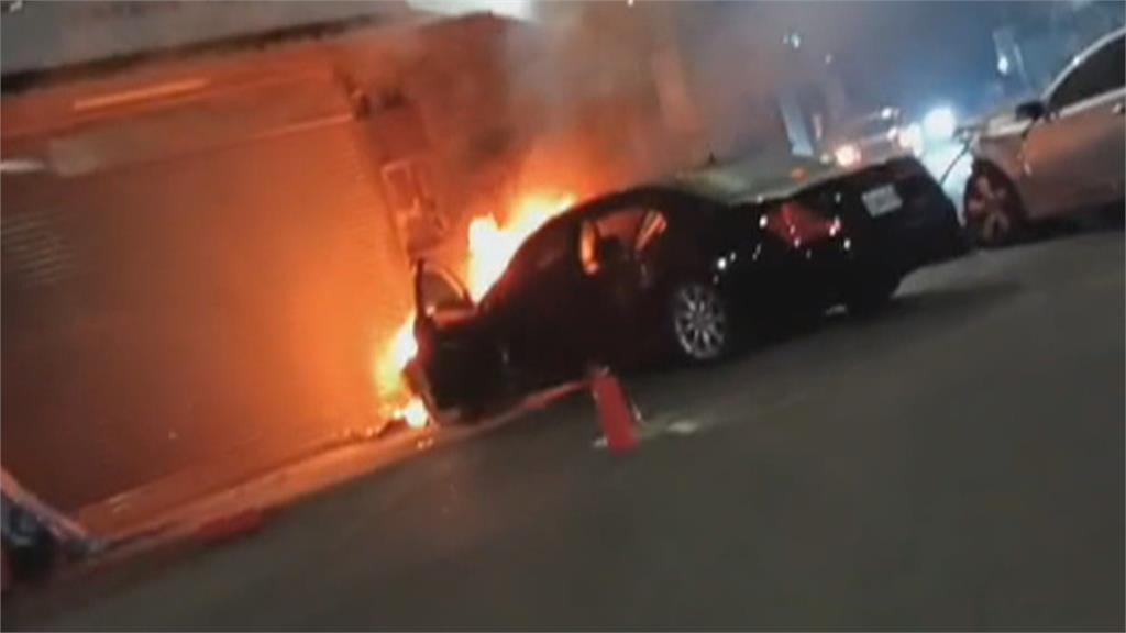 兩車相撞又失控撞充電站 引發火燒車 2駕駛及時逃生無傷亡