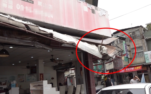 台中車禍！嬤載孫遭撞孫女噴飛　校車撞早餐店棚架玻璃碎裂學生嚇壞