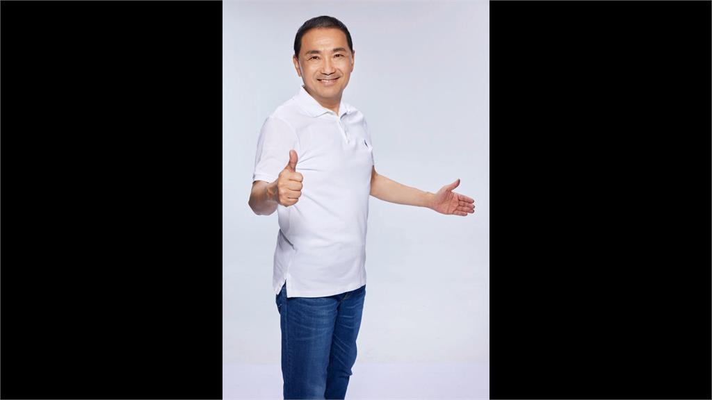 侯友宜定裝照出爐!盼小雞合掛看板 抵擋抵擋「換侯」逆風