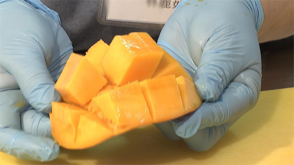 屏東愛文芒果甜蜜上市! 周春米北上化身最強推銷員