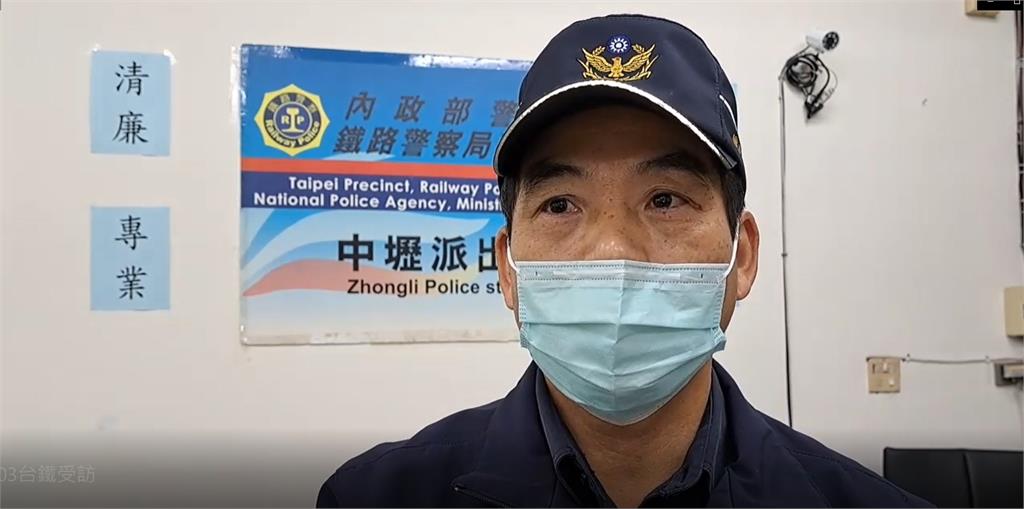 台鐵莒光號現「蜘蛛人」? 女子吊掛置物架旅客看傻眼