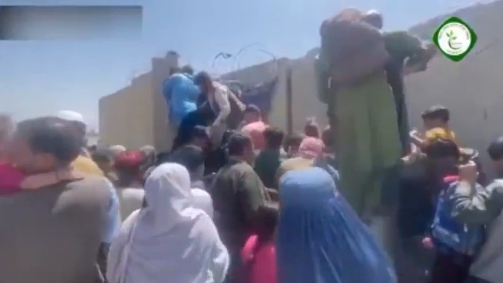 塔利班戰士朝逃難人群胡亂掃射！婦孺頭部中槍驚悚影像曝光