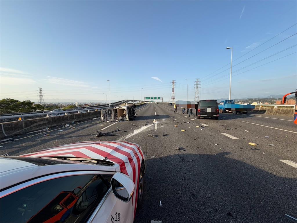 快新聞／貨物噴滿地！國3小貨車追撞後「側翻」釀6傷　5車連環撞畫面曝