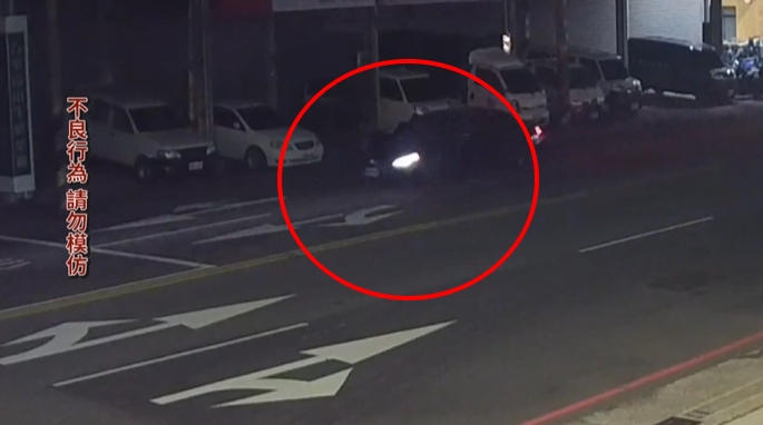 叩!誤以為只是旋轉踏板飛出 台中女騎士擦撞轎車涉肇逸