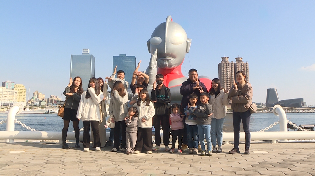 海風太強！超人力霸王大跳「剉冰舞」　民眾搞笑跟跳