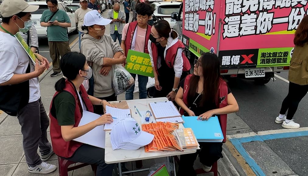 罷免特快車啓動!王定宇、吳崢快閃花蓮火車站 籲民眾踴躍簽二階