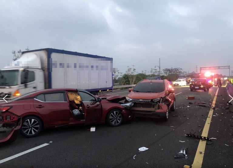 恍神？轎車突臨停內側道　國道「六車連環追撞」釀三傷