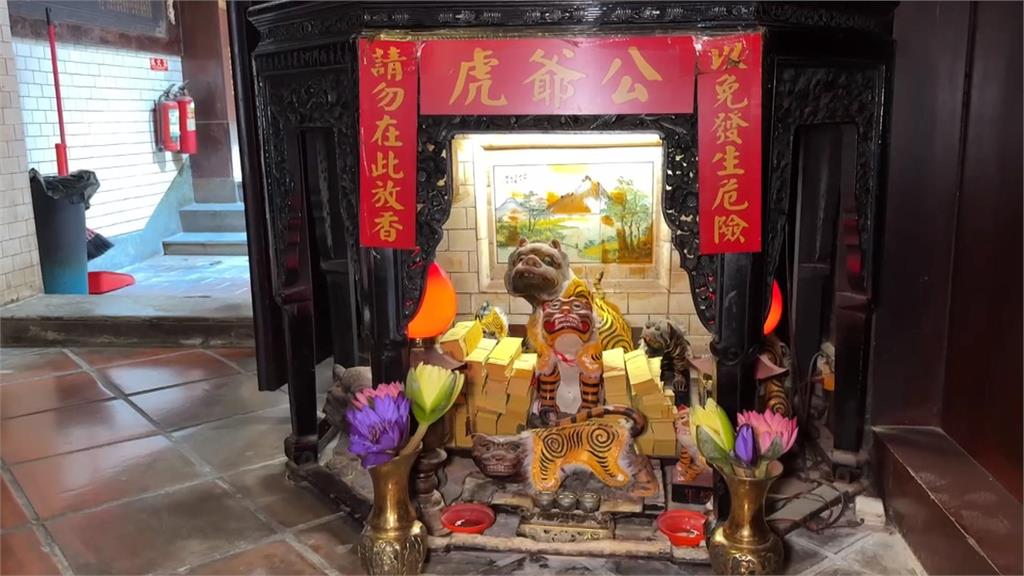 嘉義城隍廟吸上千信眾　　為寵物點平安燈送主人光明燈