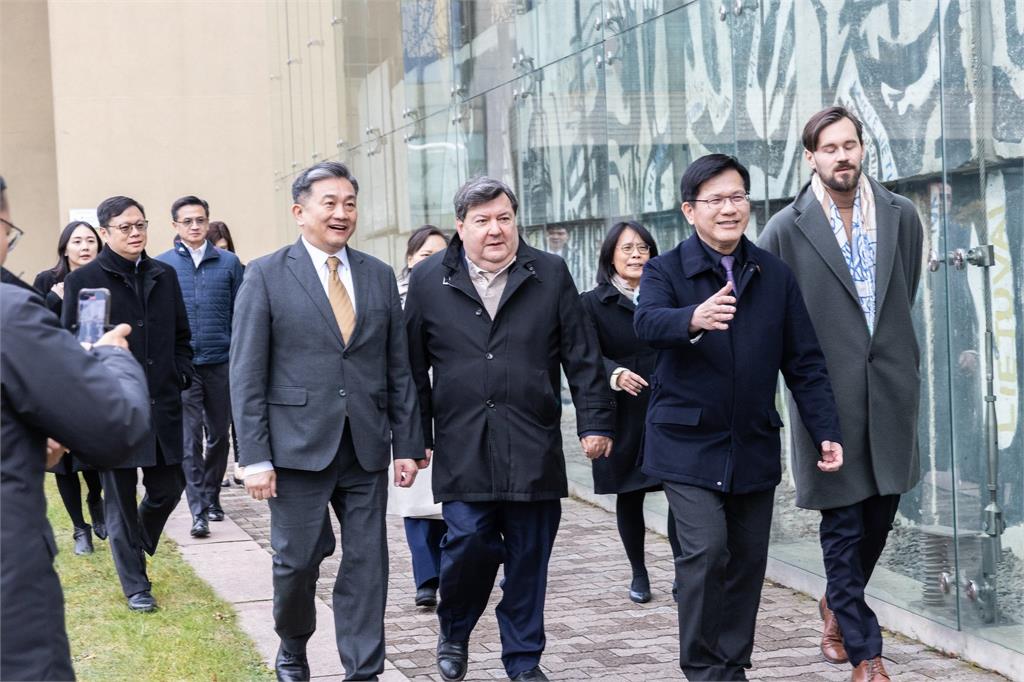 快新聞/赴立陶宛國會紀念碑致敬 林佳龍:讓自由的花永遠綻放
