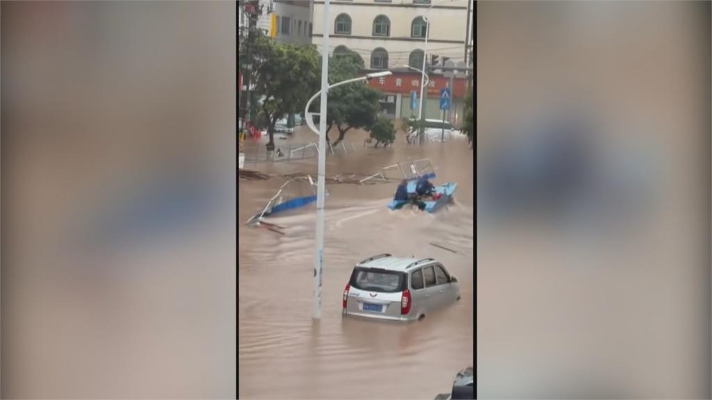 中國廣西欽州大暴雨侵襲　上百輛車被淹　人員受困
