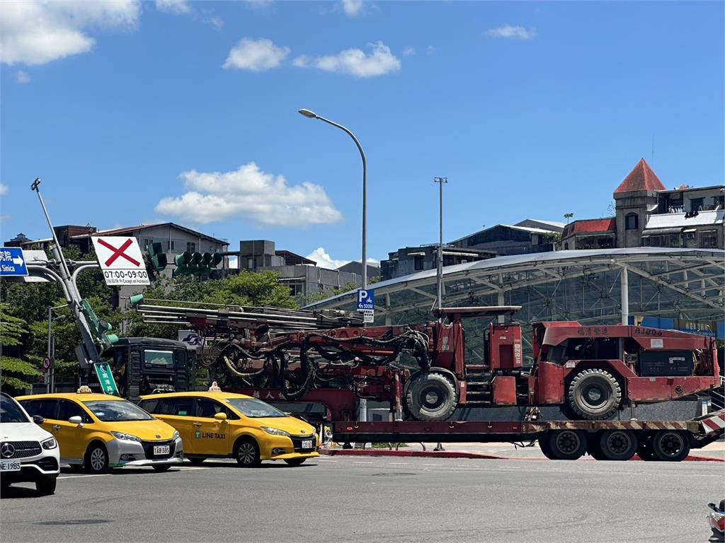 快新聞／遭大型吊車撞上　南港號誌桿「被歪腰」畫面曝光