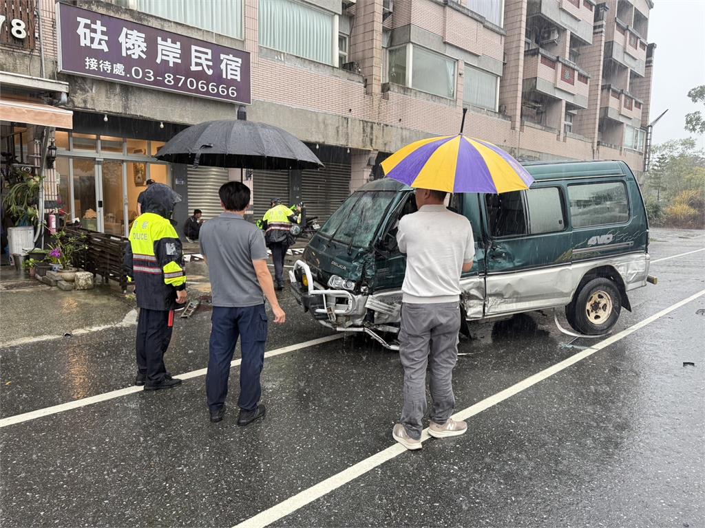 天雨路滑？　　花蓮救護車失控撞2輛小貨車釀1死4傷