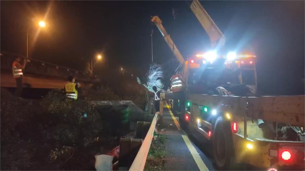 國1休旅車突撞護欄墜橋下　駕駛無酒駕2重傷3輕傷
