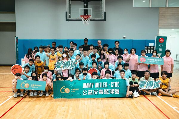 籃球／勇士「士官長」巴特勒來了！大巨蛋看完職棒比賽後再當總教練指導小球員