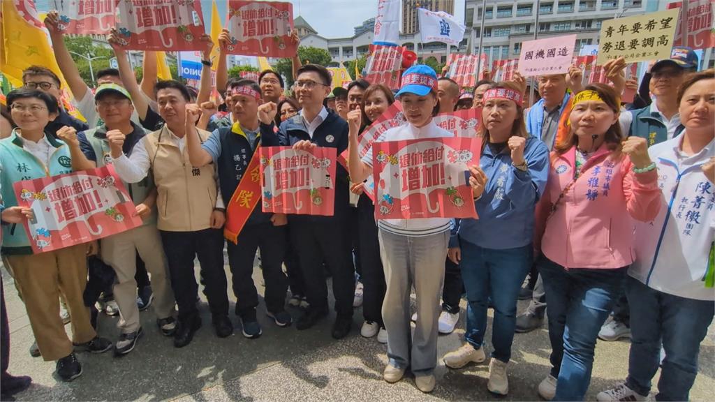 大遊行主動上前與柯志恩握手　賴瑞隆：替勞工爭取最大權益