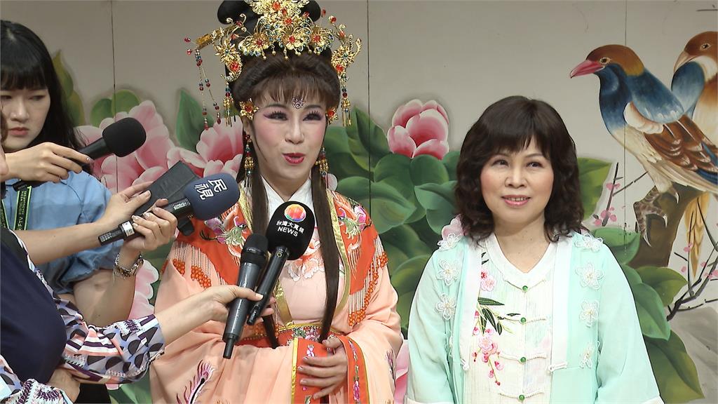 新北敬老獻藝登場　侯友宜敲鑼　3議員穿古裝粉墨登場